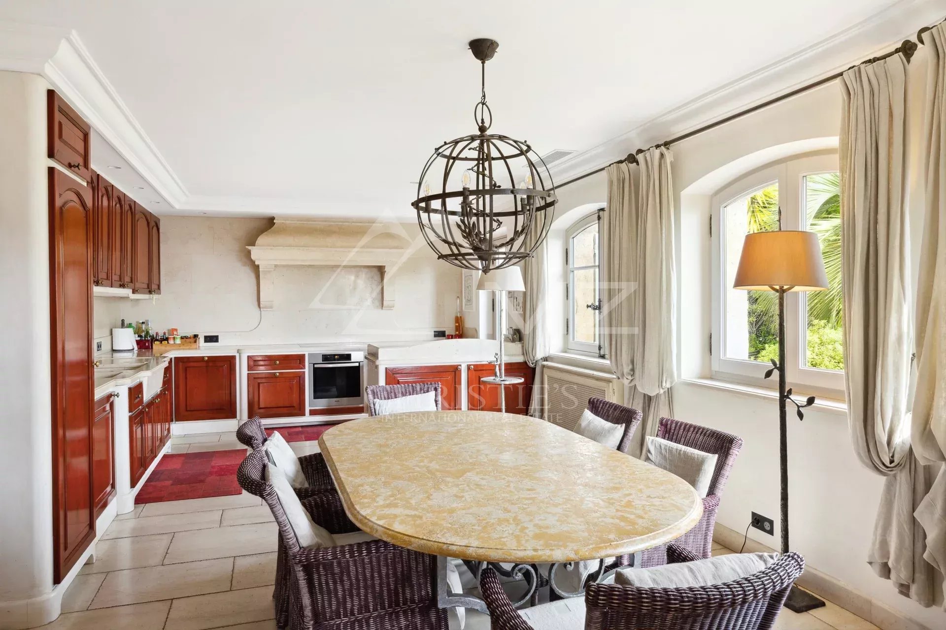 Cuisine de villa à Mandelieu-la-Napoule Cuisine spacieuse avec table à manger et équipements modernes dans une villa à Mandelieu-la-Napoule.