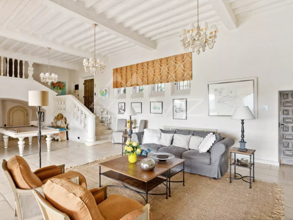 Intérieur d'une villa récemment rénovée avec salon lumineux et décoration élégante à Mandelieu-la-Napoule.