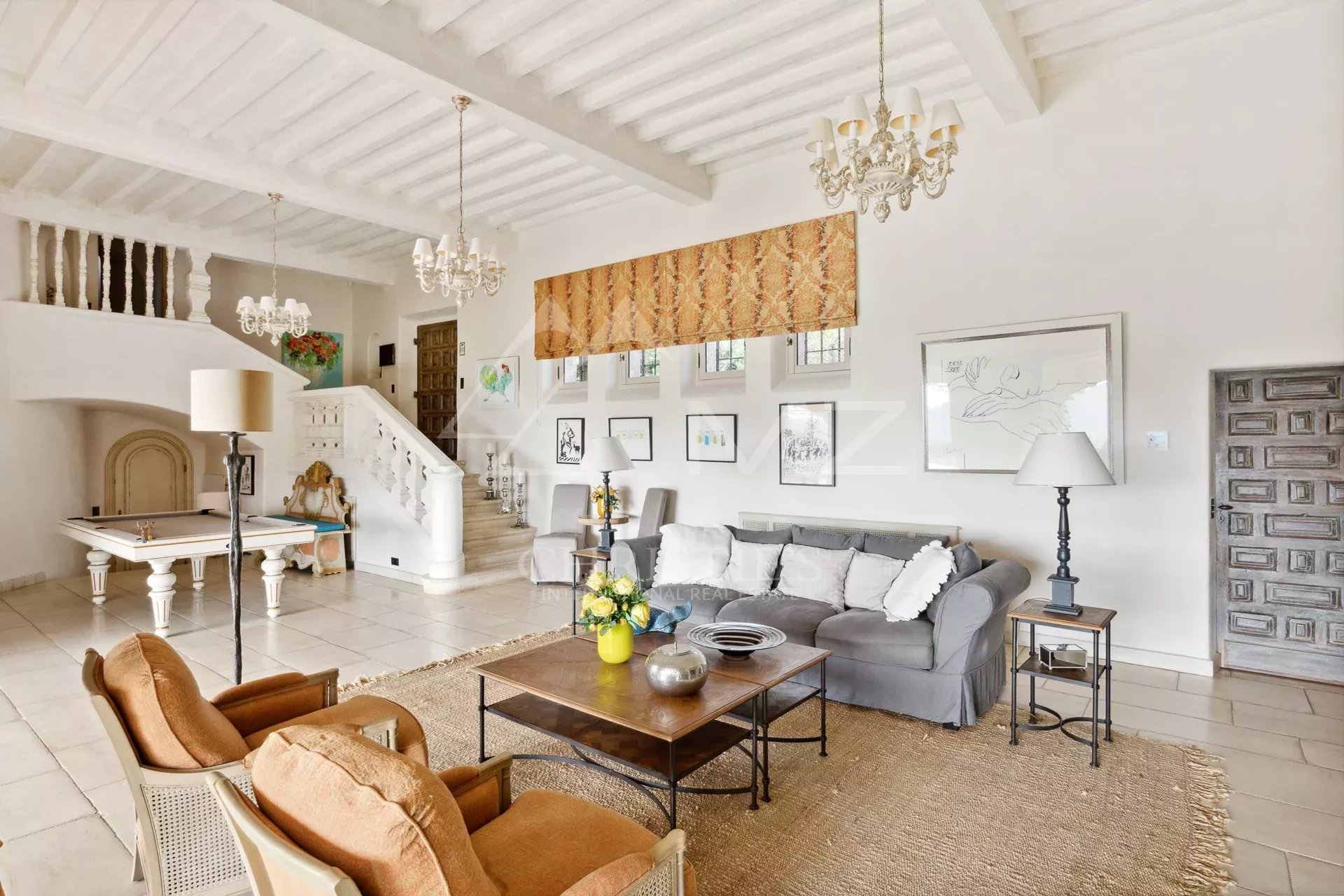 Intérieur d’une villa à Mandelieu-la-Napoule Intérieur d'une villa récemment rénovée avec salon lumineux et décoration élégante à Mandelieu-la-Napoule.