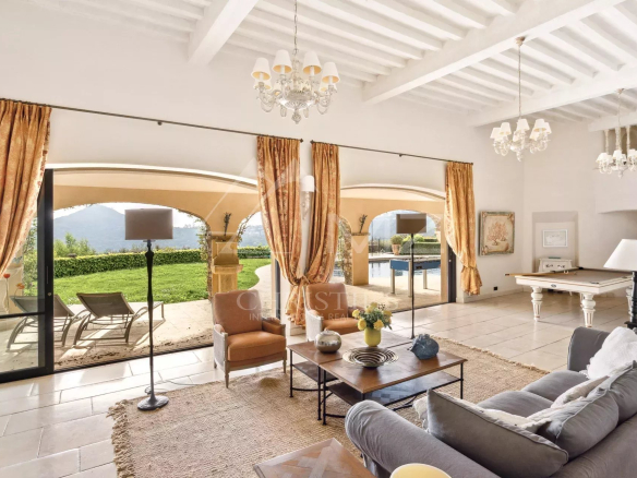 Intérieur d'une villa récemment rénovée avec vue sur la mer, mobilier moderne et lumineux.