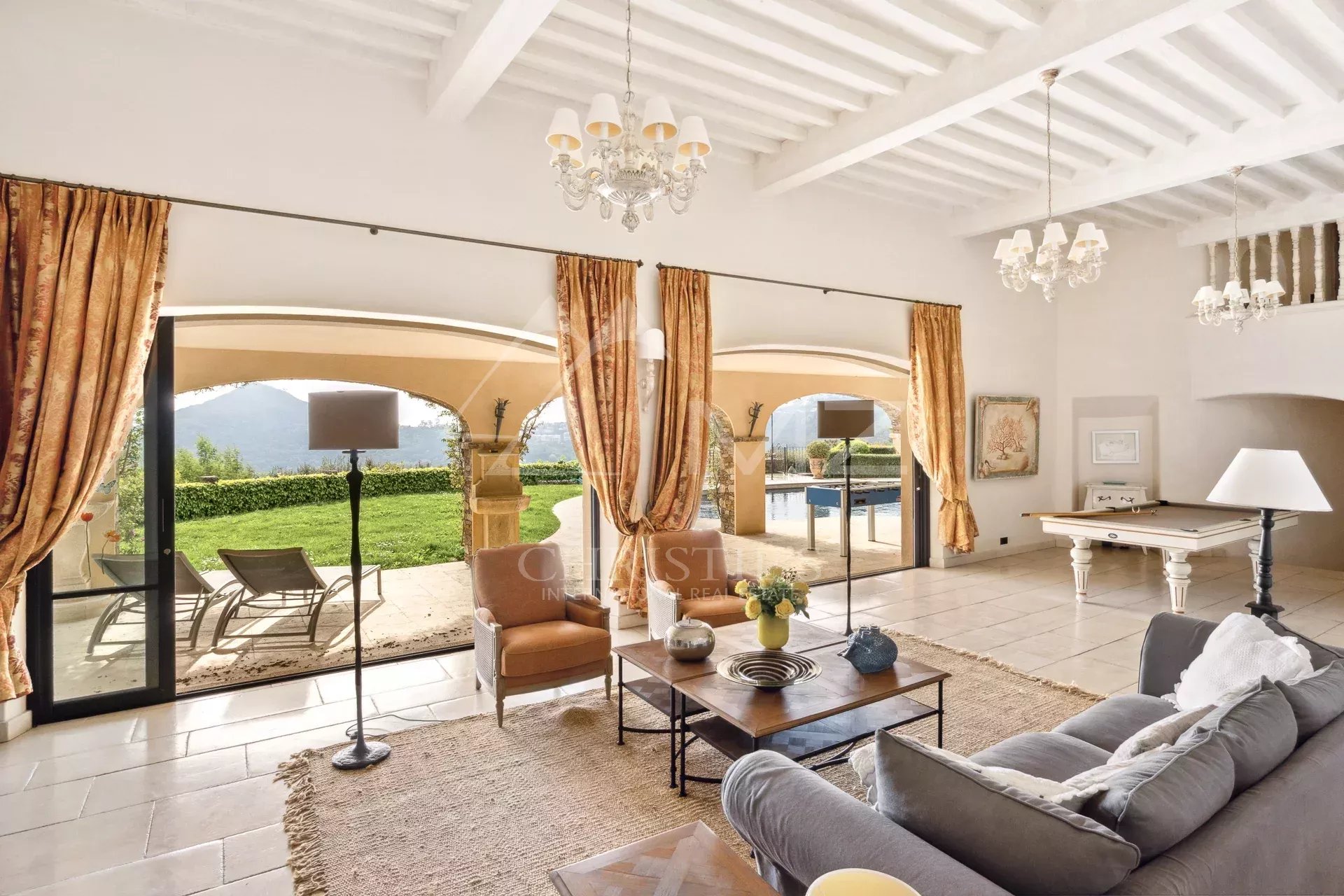 Intérieur de villa avec vue mer Intérieur d'une villa récemment rénovée avec vue sur la mer, mobilier moderne et lumineux.