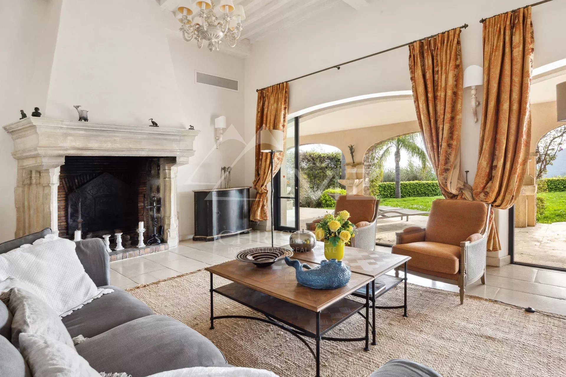 Intérieur de villa à Mandelieu-la-Napoule Intérieur d'une villa rénovée à Mandelieu-la-Napoule avec cheminée et mobilier confortable.
