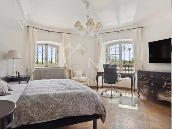 Chambre d'une villa rénovée avec vue sur la mer à Mandelieu-la-Napoule.