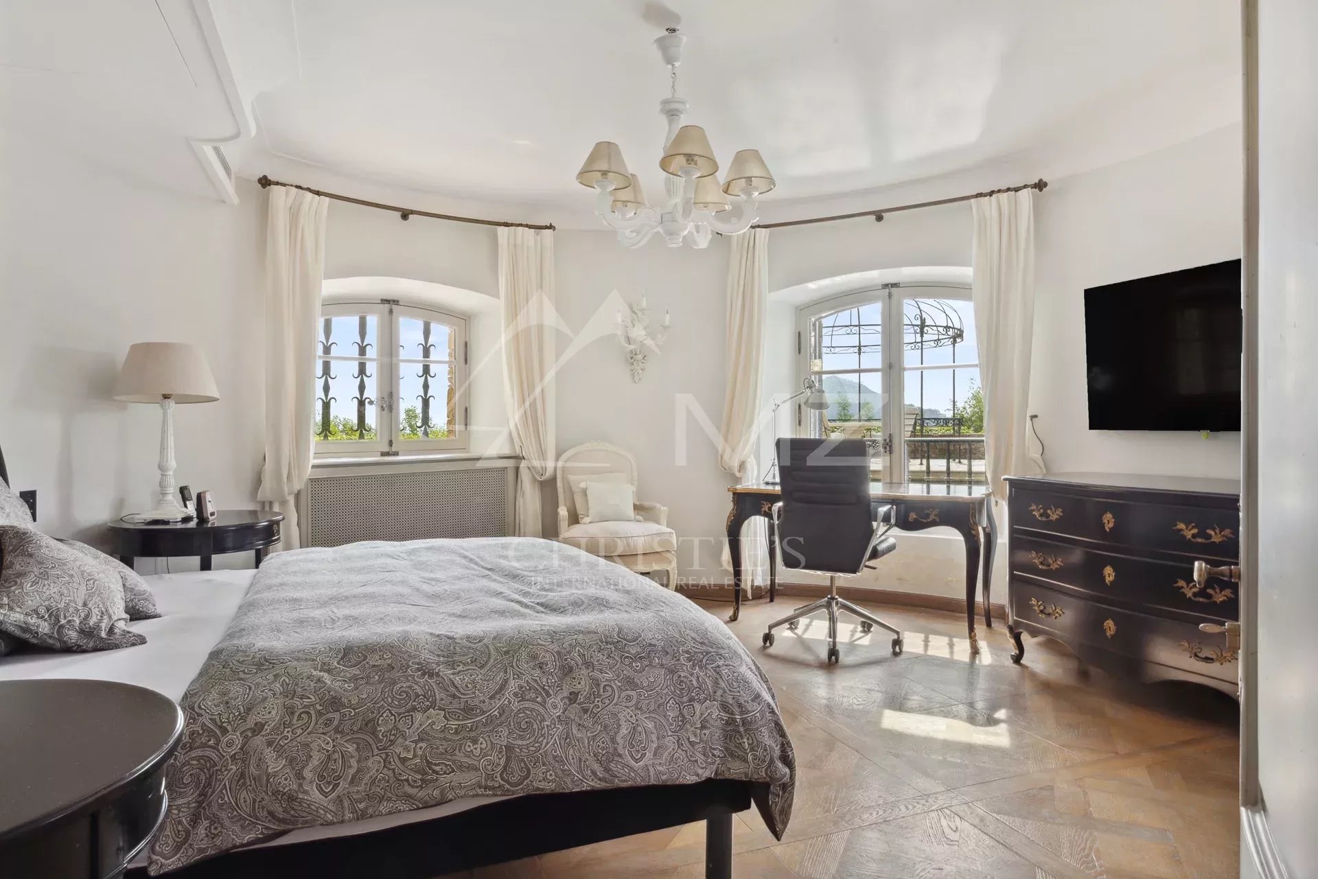 Chambre avec vue mer à Mandelieu-la-Napoule Chambre d'une villa rénovée avec vue sur la mer à Mandelieu-la-Napoule.