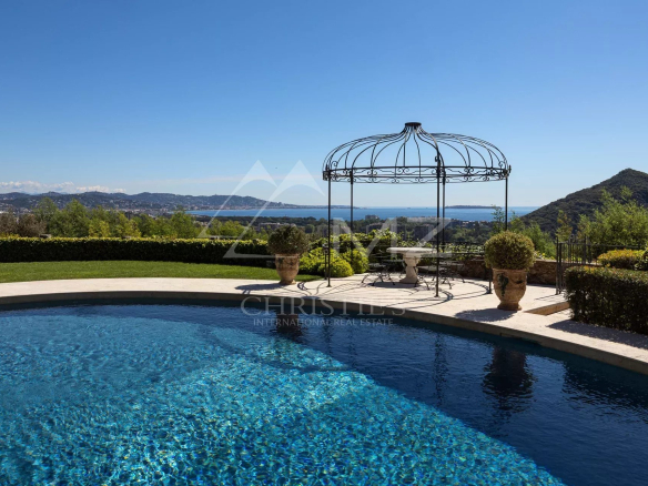 Vue d'une propriété avec piscine et pergola, surplombant la mer à Mandelieu-la-Napoule.