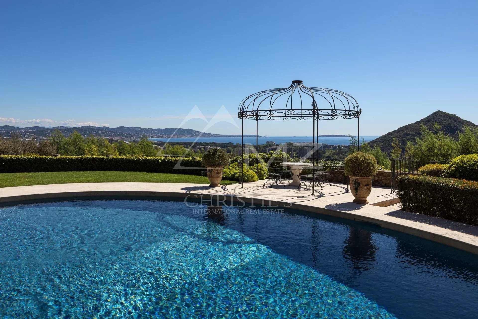 Propriété avec vue mer à Mandelieu-la-Napoule Vue d'une propriété avec piscine et pergola, surplombant la mer à Mandelieu-la-Napoule.