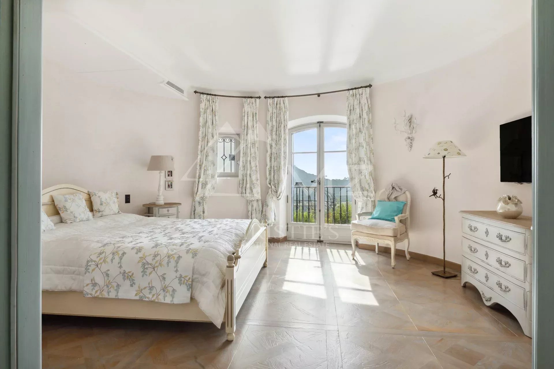 Chambre avec vue sur la mer à Mandelieu-la-Napoule Chambre lumineuse avec vue sur la mer, décorée avec des rideaux clairs et un mobilier élégant.