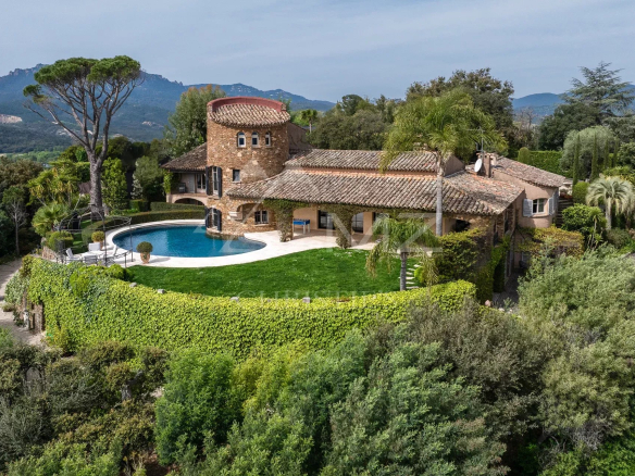 Propriété rénovée avec vue mer à Mandelieu-la-Napoule, comprenant villa principale et villa d'invités.