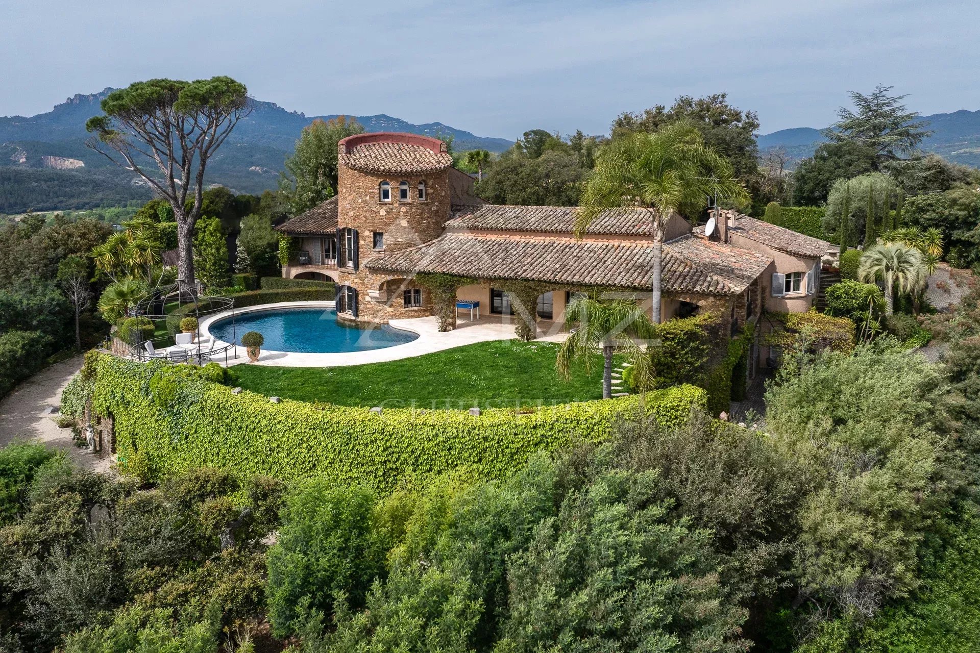 Propriété vue mer à Mandelieu-la-Napoule Propriété rénovée avec vue mer à Mandelieu-la-Napoule, comprenant villa principale et villa d'invités.