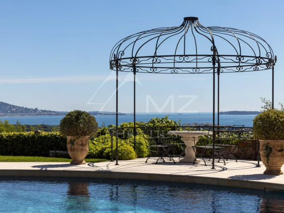 Pergola au bord d'une piscine avec vue sur la mer à Mandelieu-la-Napoule.