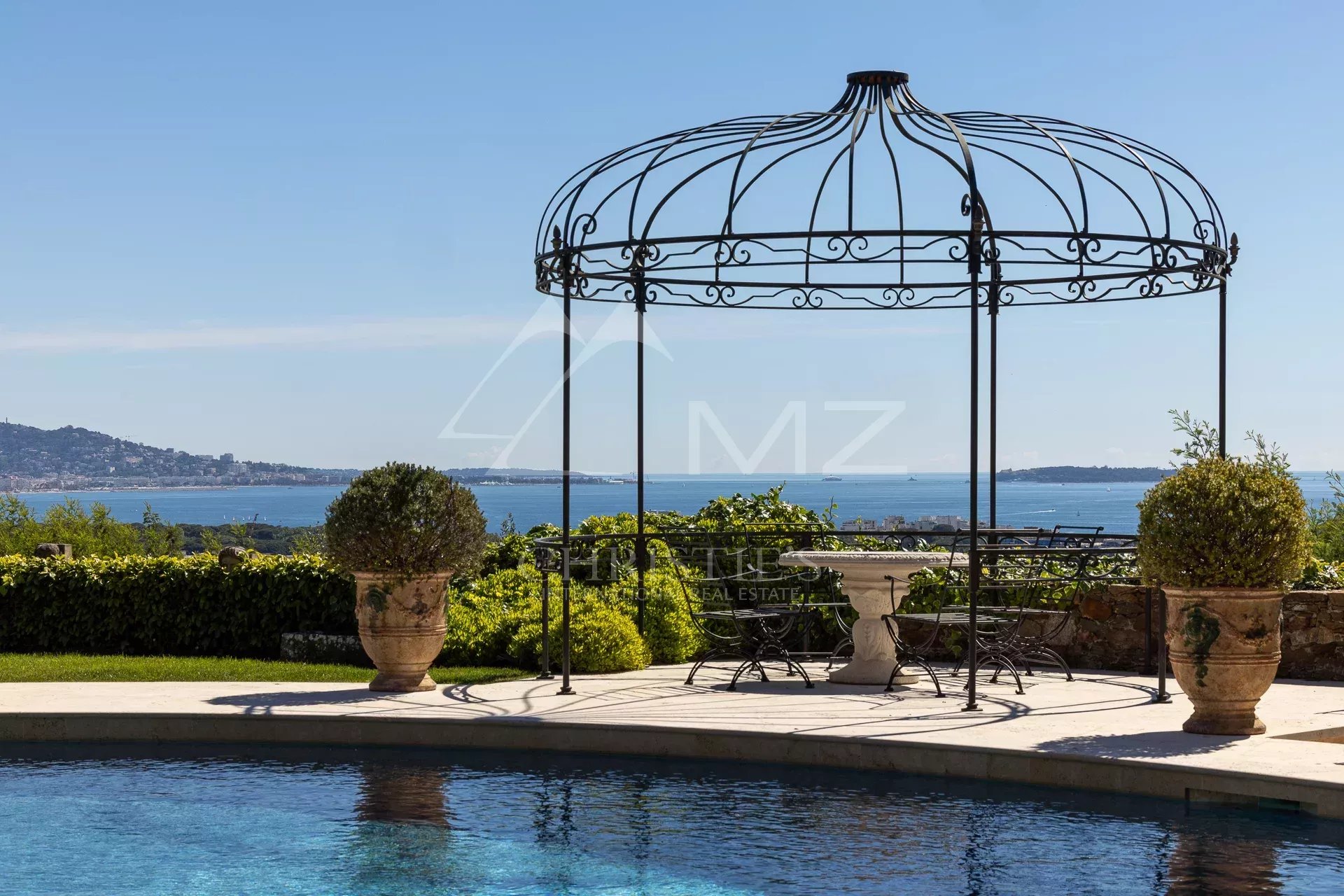 Propriété avec vue mer à Mandelieu-la-Napoule Pergola au bord d'une piscine avec vue sur la mer à Mandelieu-la-Napoule.