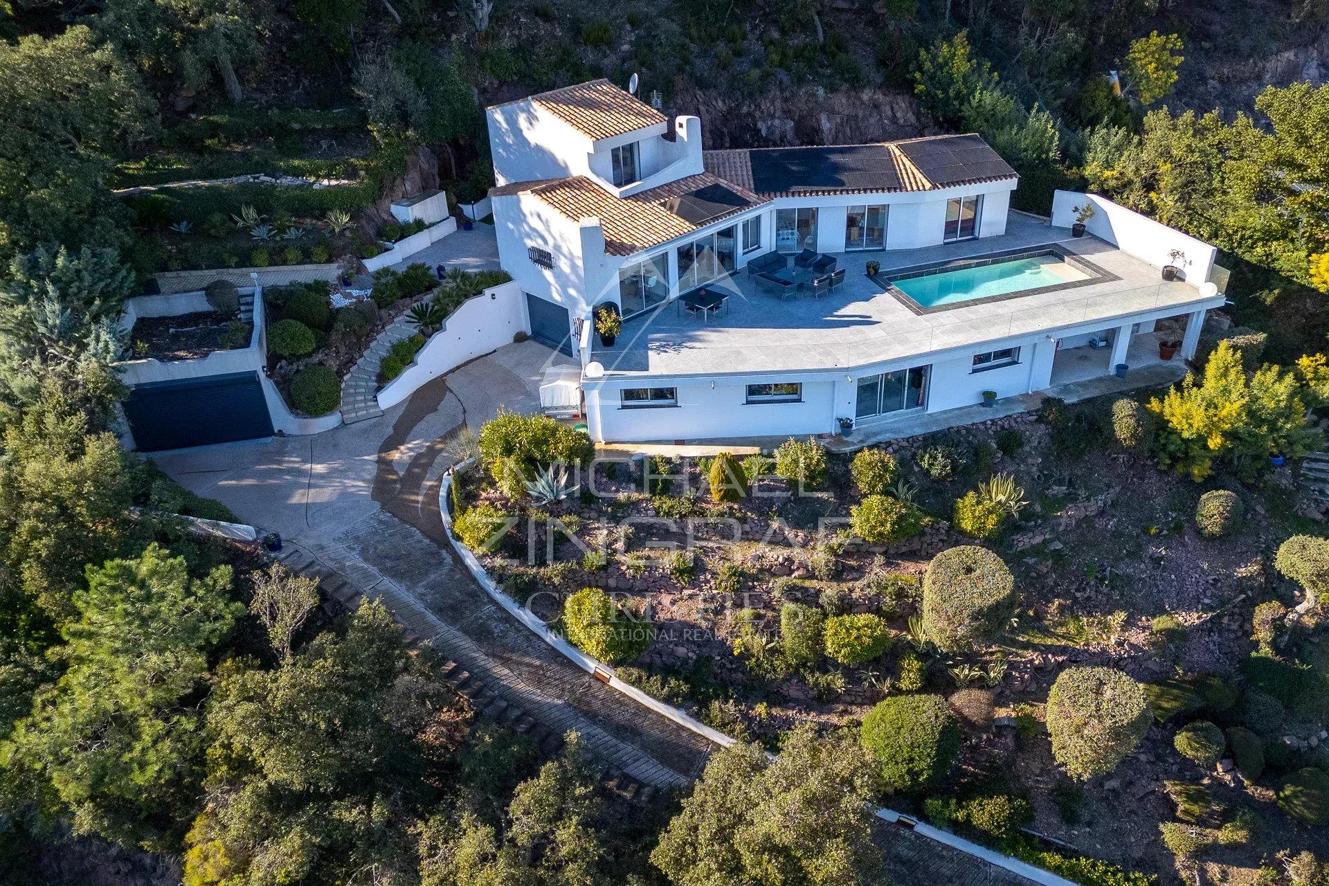 Property with sea view in Mandelieu-la-Napoule Modern house with swimming pool in a private estate in Mandelieu-la-Napoule, surrounded by greenery.