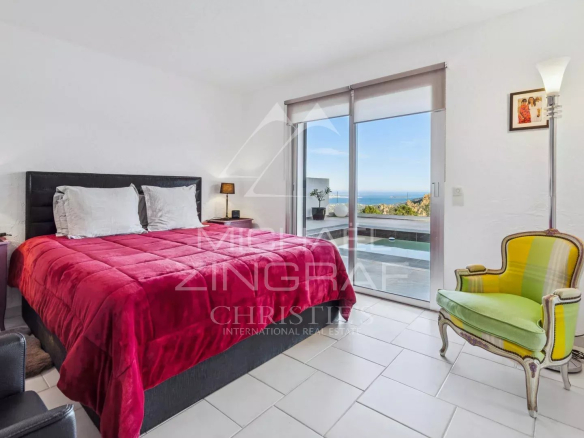 Room with double bed and sea view in Mandelieu-la-Napoule.