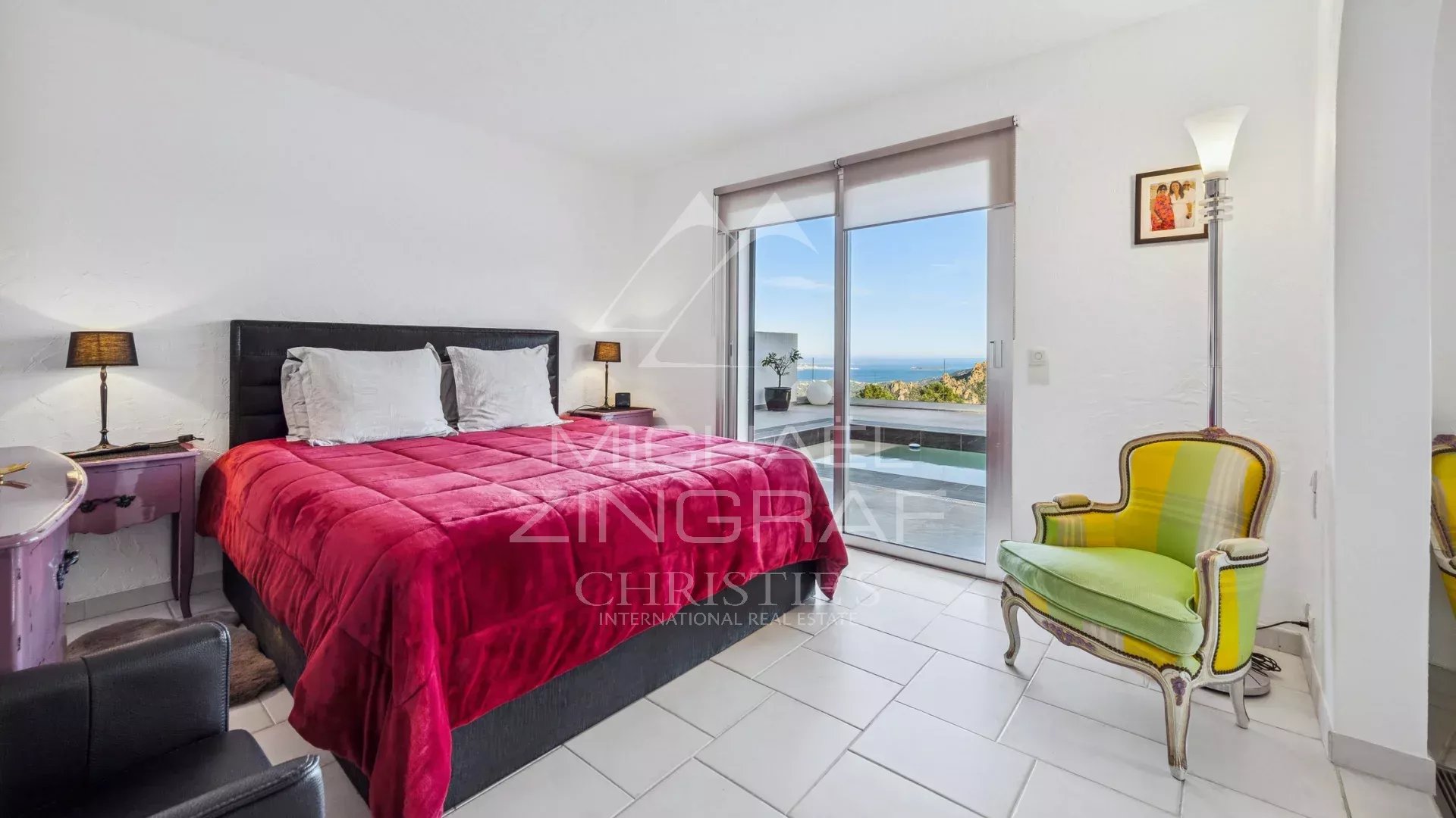 Room with sea view Room with double bed and sea view in Mandelieu-la-Napoule.