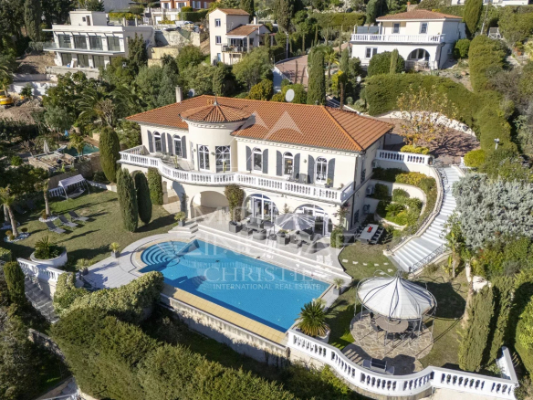Renovated villa with sea views in Mandelieu-la-Napoule, infinity pool and garden.