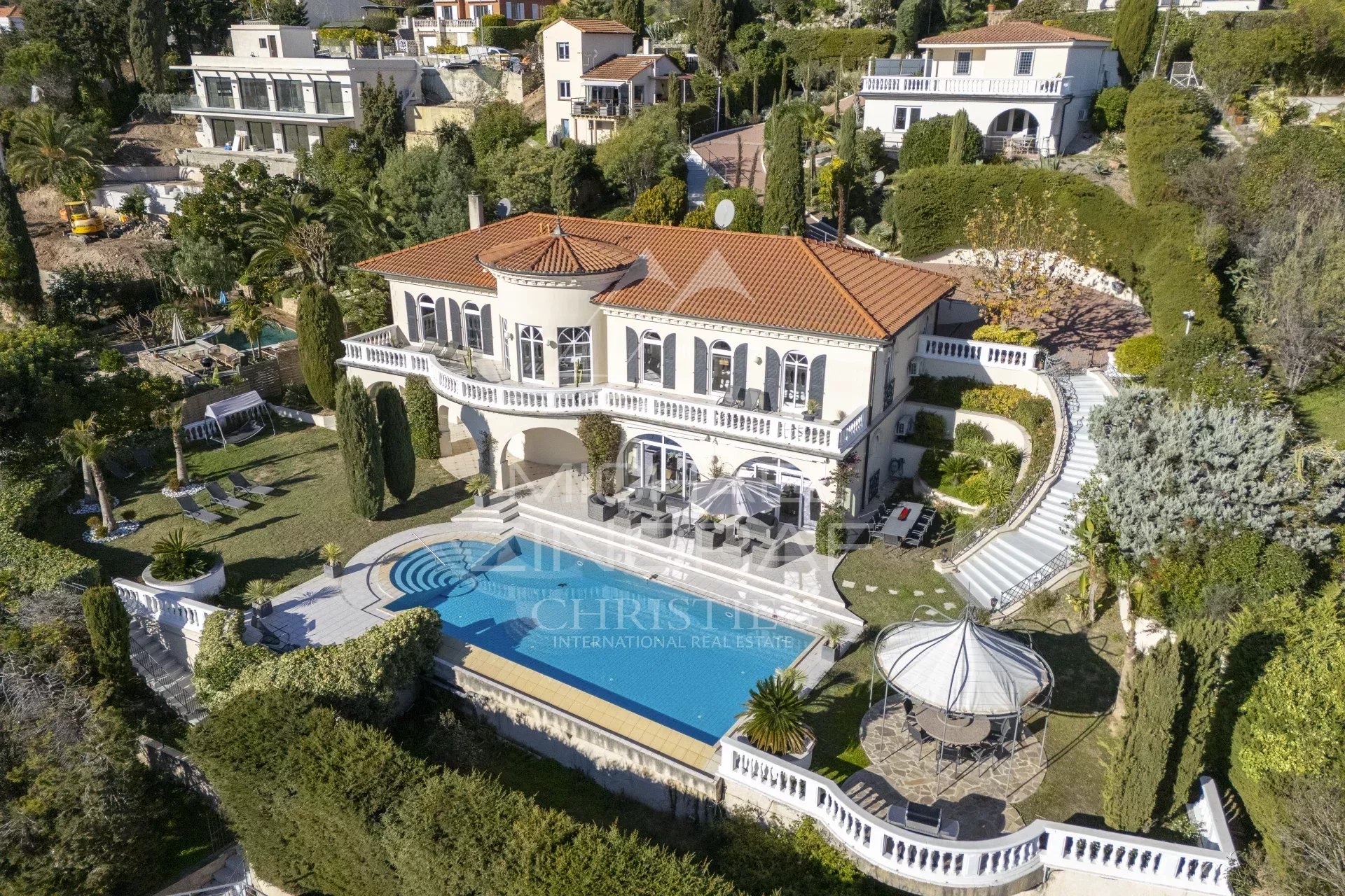 Villa with sea view in Mandelieu-la-Napoule Renovated villa with sea views in Mandelieu-la-Napoule, infinity pool and garden.