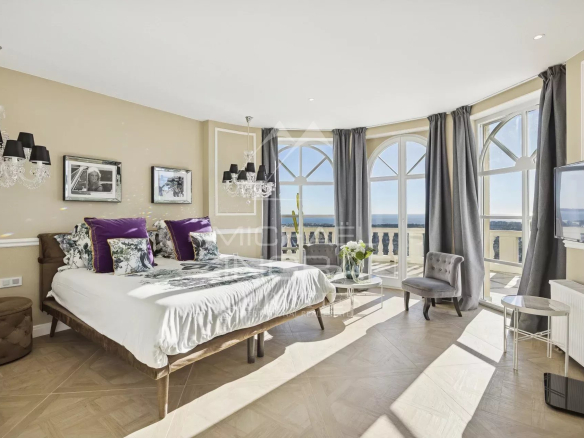 Room in a renovated villa with sea view in Mandelieu-la-Napoule, south-facing, elegantly decorated.