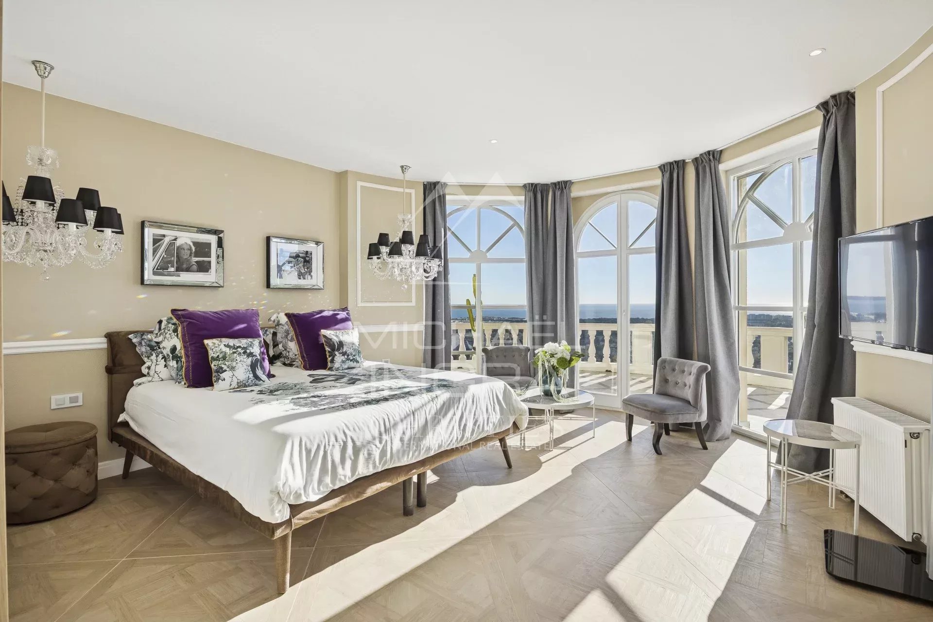 Room with sea view Room in a renovated villa with sea view in Mandelieu-la-Napoule, south-facing, elegantly decorated.
