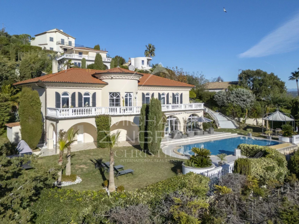 Renovated villa with sea view in Mandelieu-la-Napoule, swimming pool and garden.