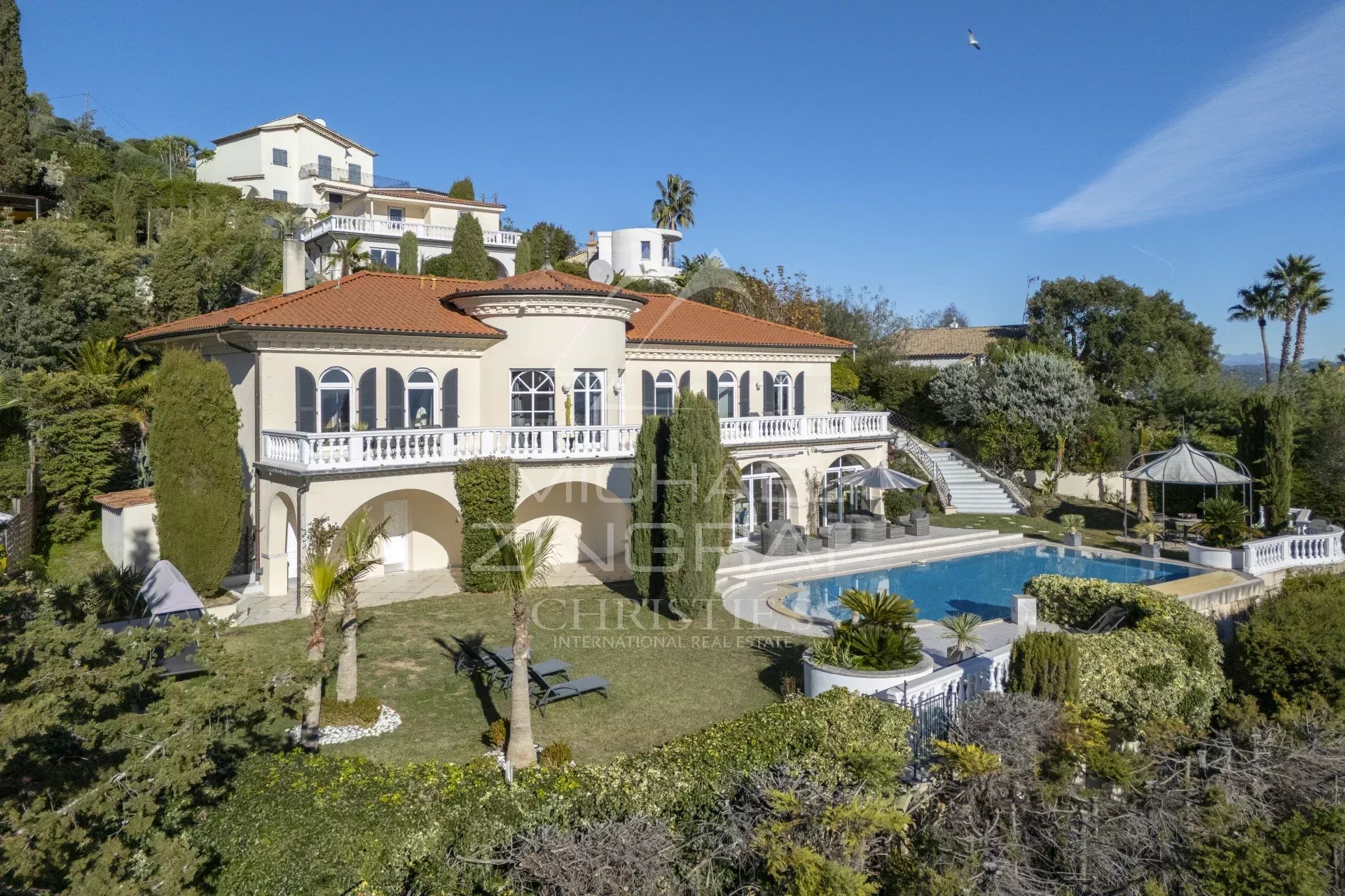 Villa with sea view in Mandelieu-la-Napoule Renovated villa with sea view in Mandelieu-la-Napoule, swimming pool and garden.