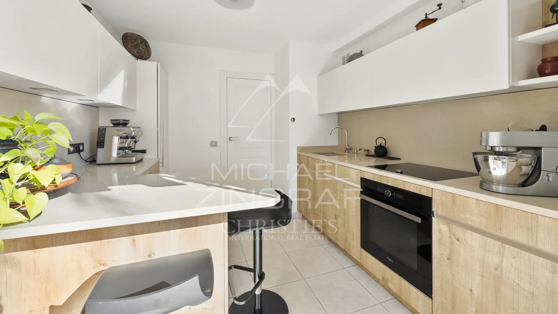 Cuisine d’un duplex à Mandelieu-la-Napoule Cuisine moderne d'un appartement en duplex avec des meubles clairs et des équipements intégrés.
