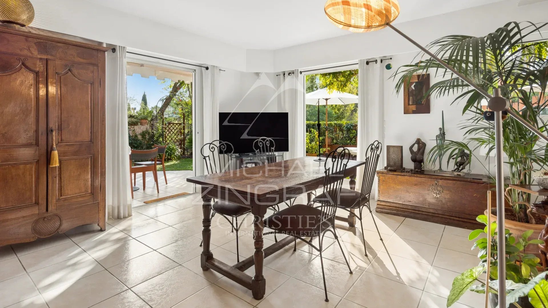 Duplex lumineux avec jardin à Mandelieu-la-Napoule Intérieur d'un duplex lumineux avec salle à manger et accès au jardin privatif.