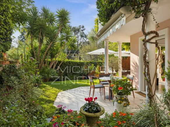 Terrasse et jardin privatif d'un appartement en duplex à Mandelieu-la-Napoule, avec plantes et mobilier de jardin.
