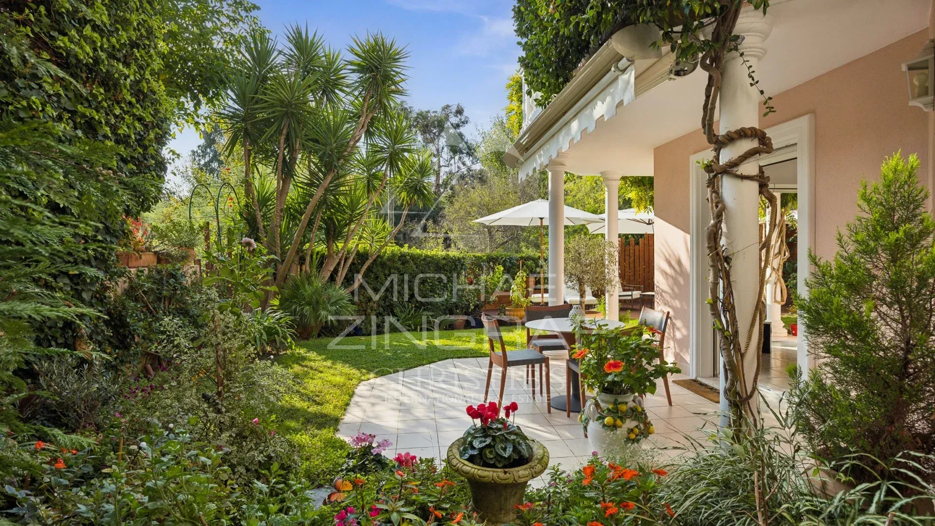 Appartement en duplex avec jardin à Mandelieu-la-Napoule Terrasse et jardin privatif d'un appartement en duplex à Mandelieu-la-Napoule, avec plantes et mobilier de jardin.