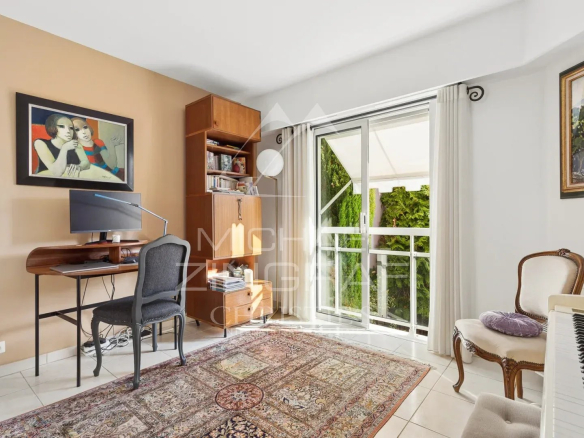 Intérieur d'un appartement duplex avec bureau et accès à un balcon.