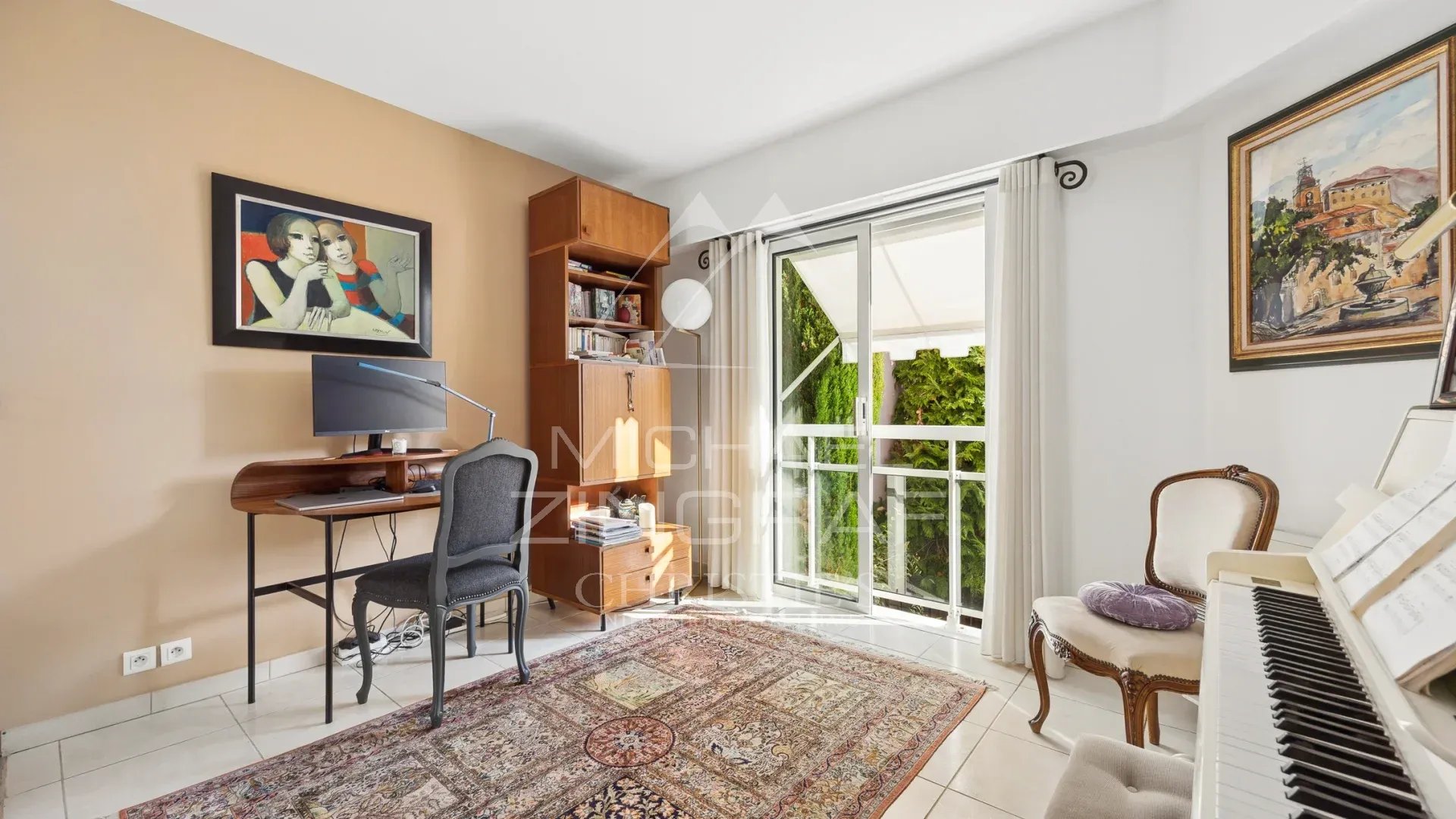 Appartement duplex à Mandelieu-la-Napoule Intérieur d'un appartement duplex avec bureau et accès à un balcon.