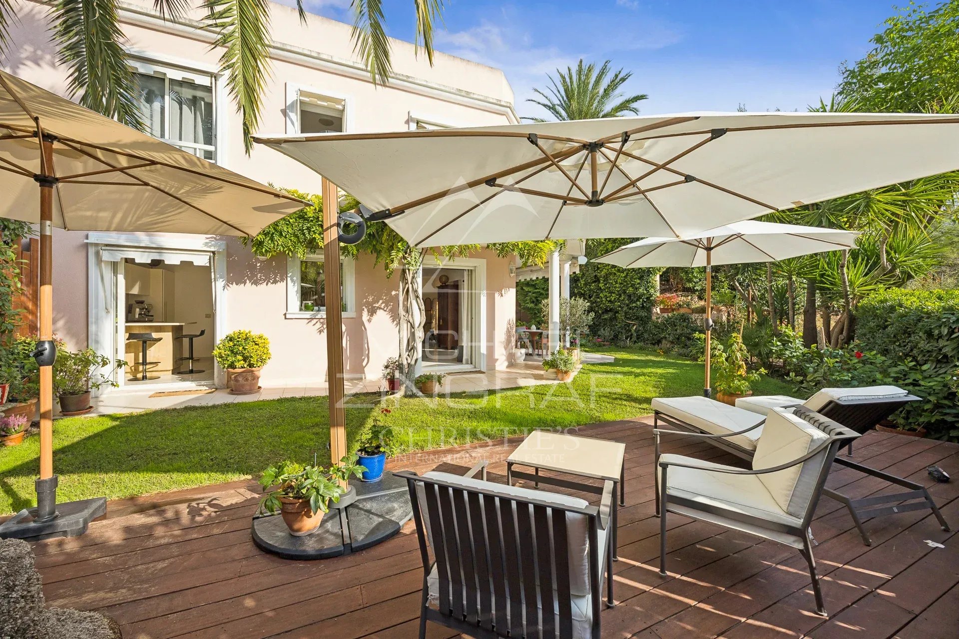 Duplex avec jardin à Mandelieu-la-Napoule Duplex avec jardin privatif à Mandelieu-la-Napoule, terrasse et parasols.