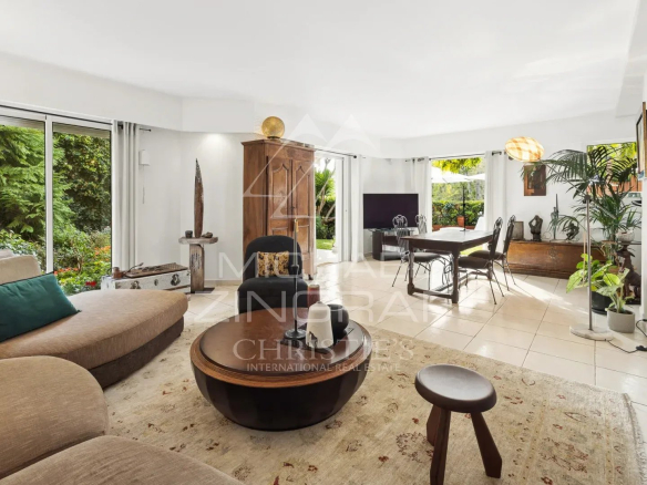 Intérieur d'un duplex lumineux avec salon-séjour et accès à un jardin privatif.