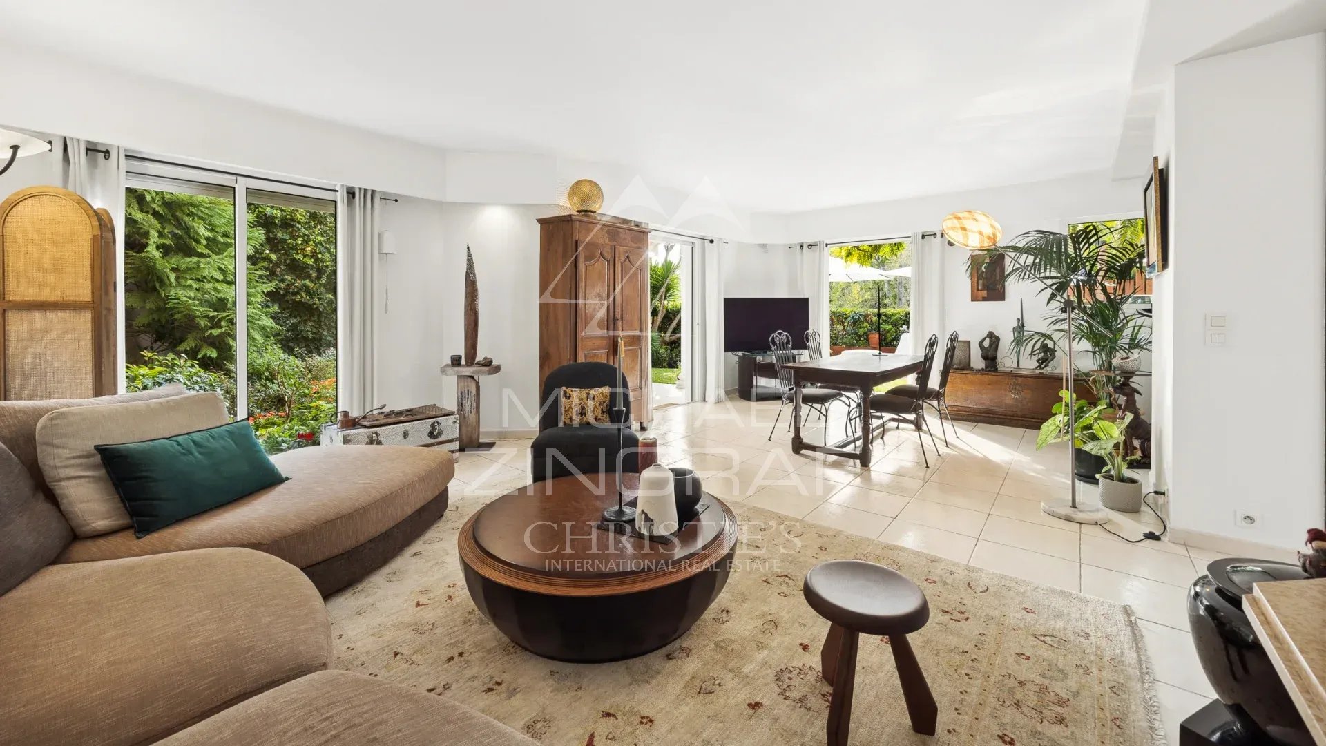 Duplex lumineux avec jardin à Mandelieu-la-Napoule Intérieur d'un duplex lumineux avec salon-séjour et accès à un jardin privatif.