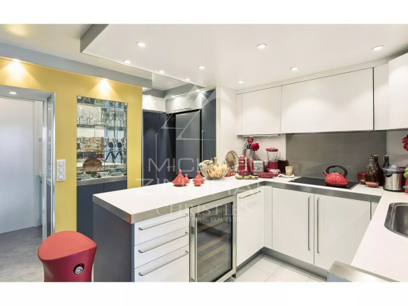 Cuisine moderne et lumineuse d'un appartement rénové à Mandelieu-la-Napoule.