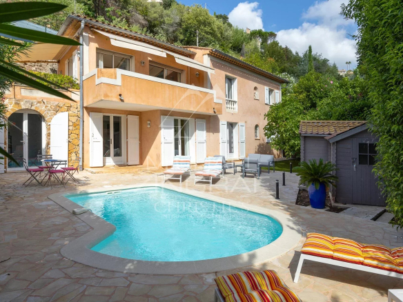 Maison avec piscine et jardin à Mandelieu-la-Napoule, exposée Sud-Est.