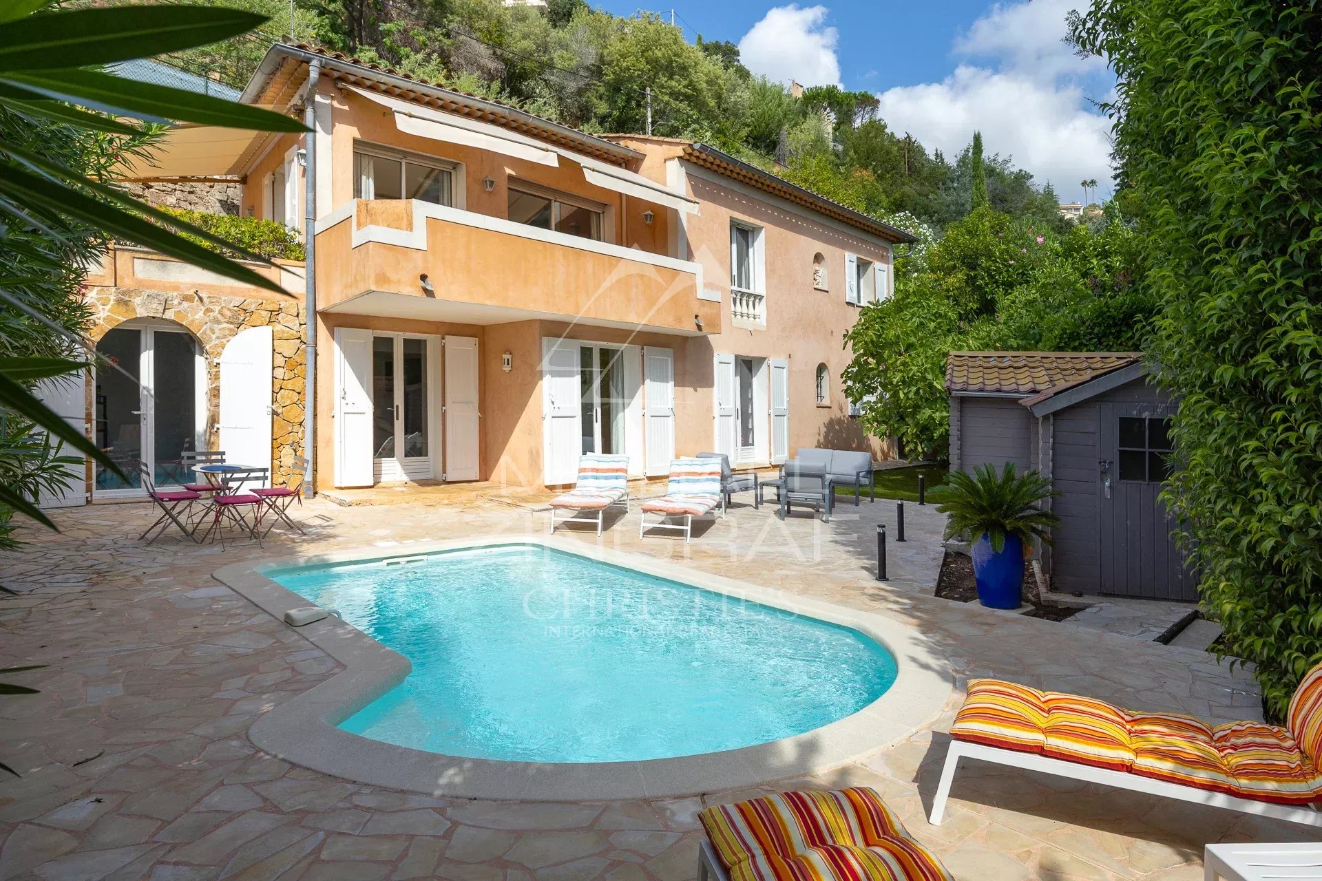 Maison avec piscine et jardin à Mandelieu-la-Napoule, exposée Sud-Est.