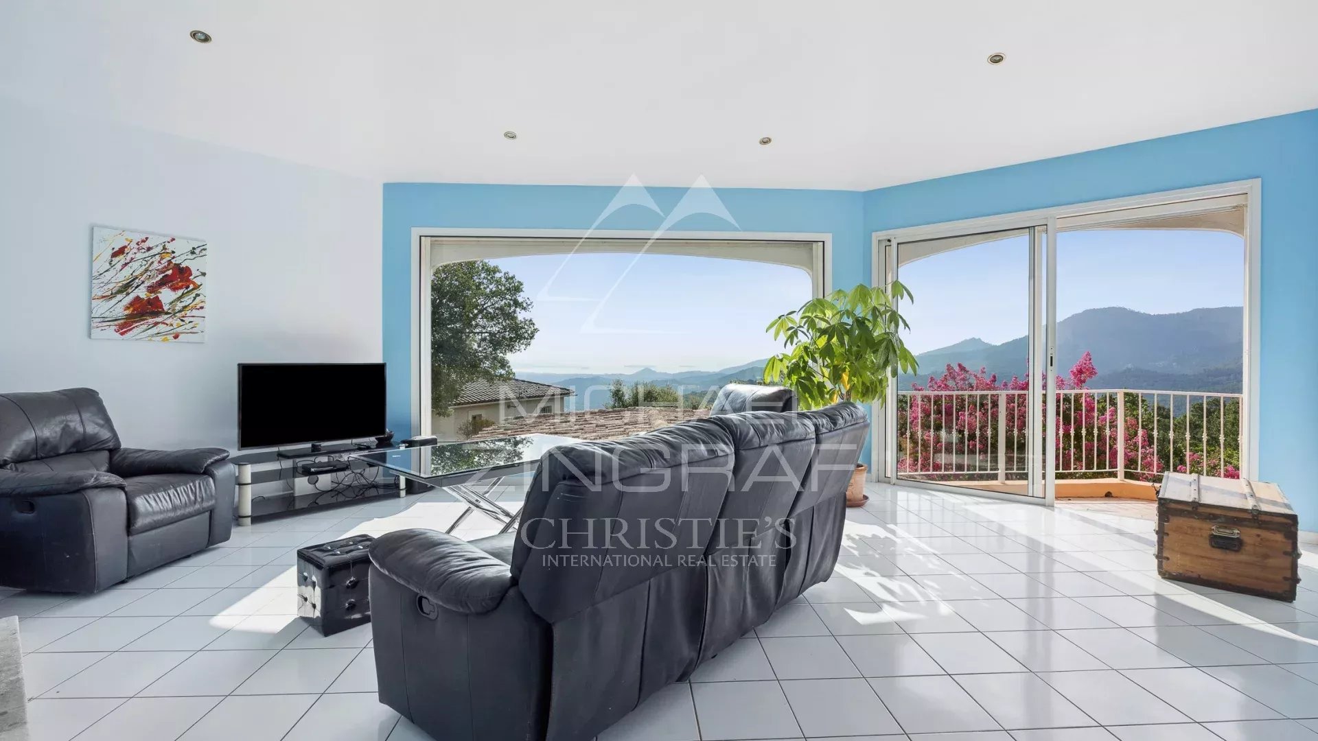Salon d’une villa avec vue panoramique Intérieur d'une villa avec vue sur la mer, salon lumineux et mobilier moderne.