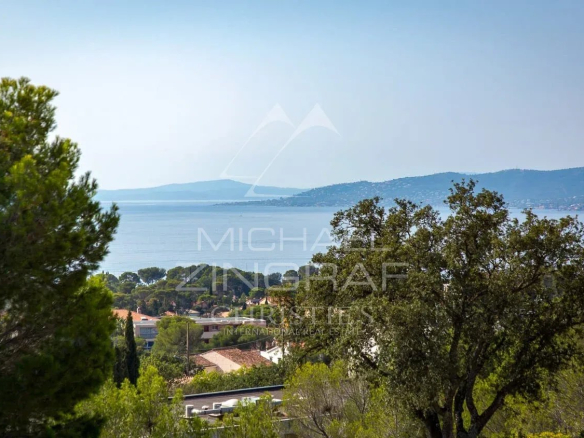 Vue panoramique sur la mer depuis une propriété contemporaine à Saint-Raphaël.