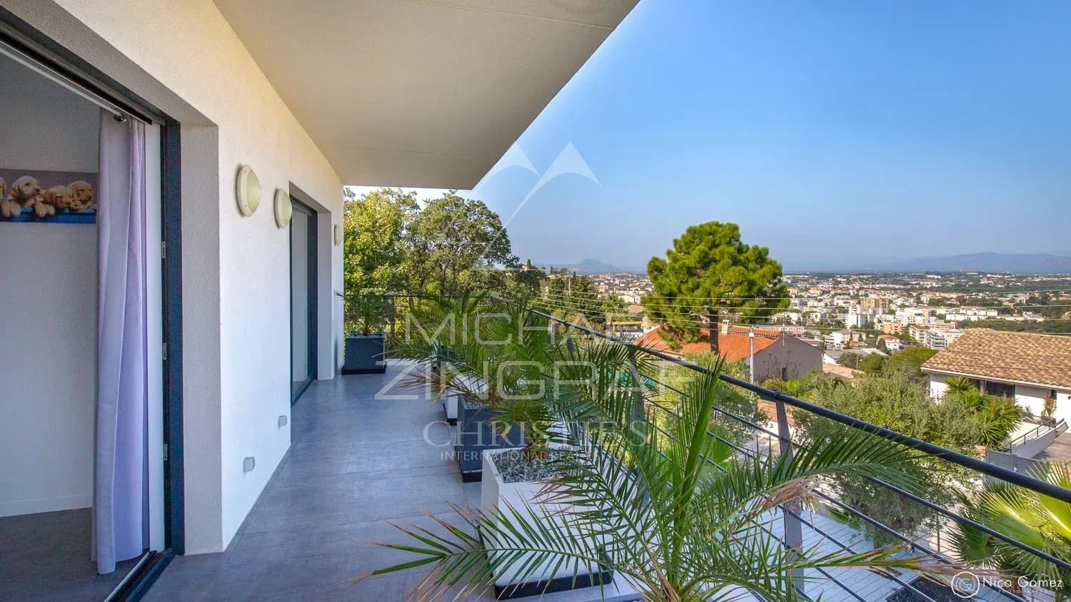 Balcon d’une propriété contemporaine à Saint-Raphaël Vue depuis un balcon d'une propriété contemporaine à Saint-Raphaël, avec paysage urbain en arrière-plan.