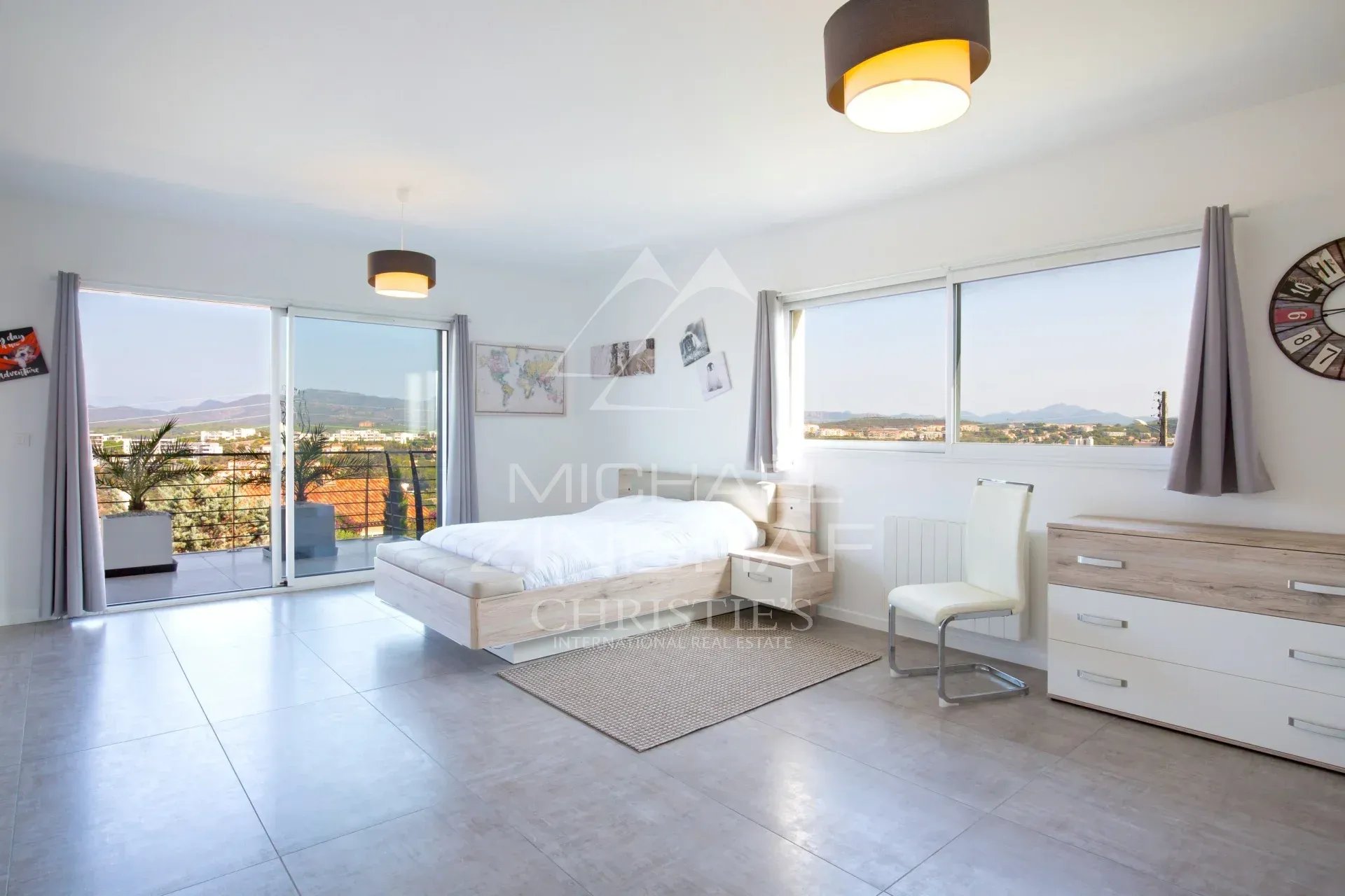 Chambre contemporaine à Saint-Raphaël Chambre lumineuse avec balcon et vue sur la ville à Saint-Raphaël.