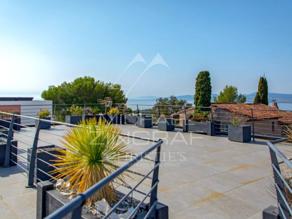 Vue d'une terrasse avec des plantes et une vue sur la mer à Saint-Raphaël.