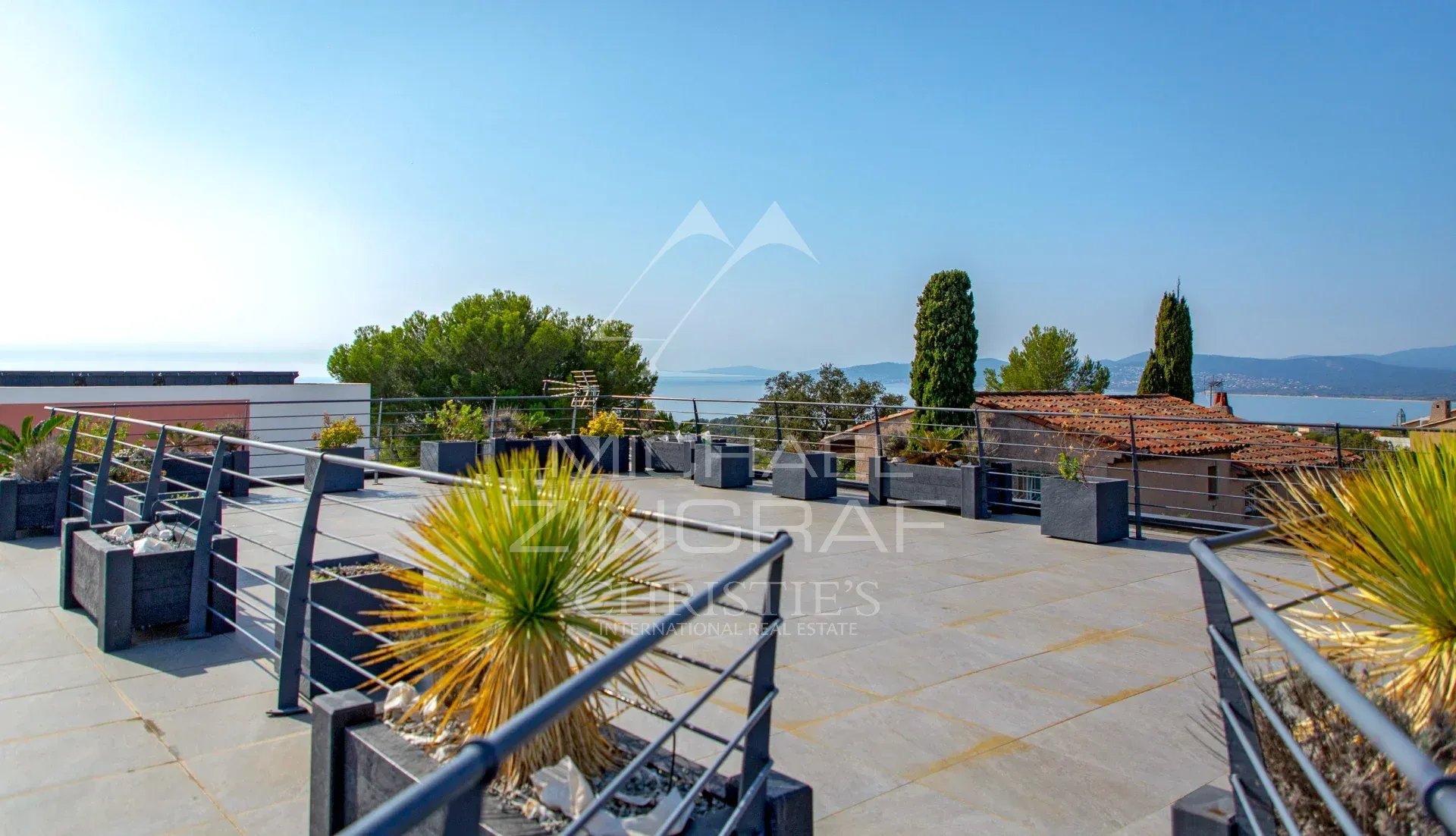 Terrasse contemporaine à Saint-Raphaël Vue d'une terrasse avec des plantes et une vue sur la mer à Saint-Raphaël.