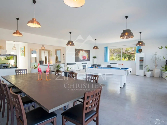 Intérieur d'une propriété contemporaine à Saint-Raphaël avec espace de vie lumineux et cuisine moderne.