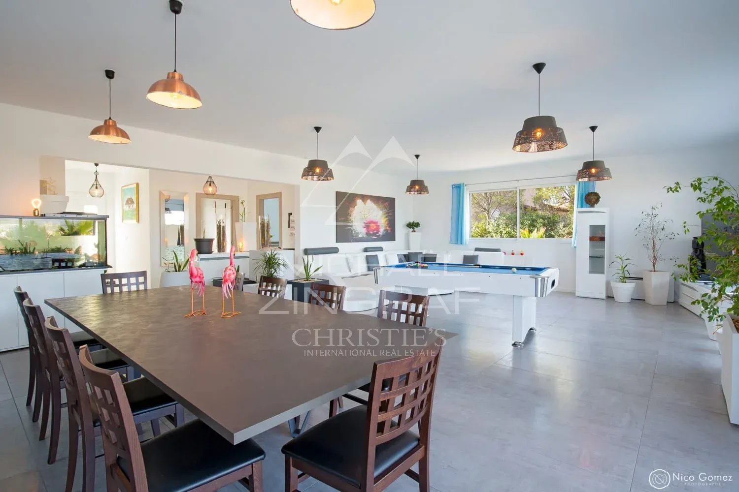 Propriété contemporaine à Saint-Raphaël Intérieur d'une propriété contemporaine à Saint-Raphaël avec espace de vie lumineux et cuisine moderne.
