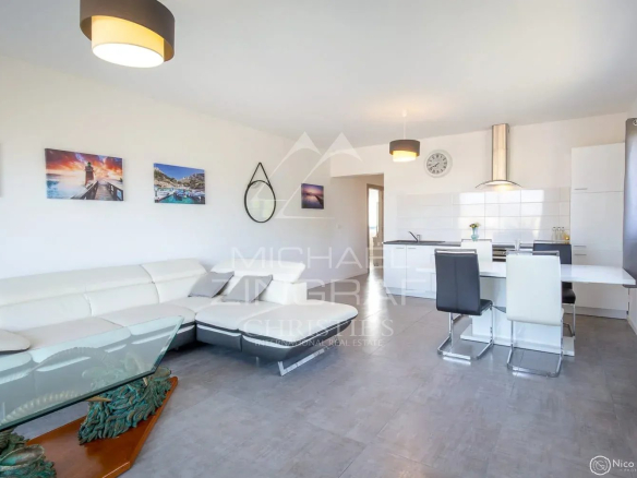Intérieur d'une propriété contemporaine avec salon et salle à manger à Saint-Raphaël.