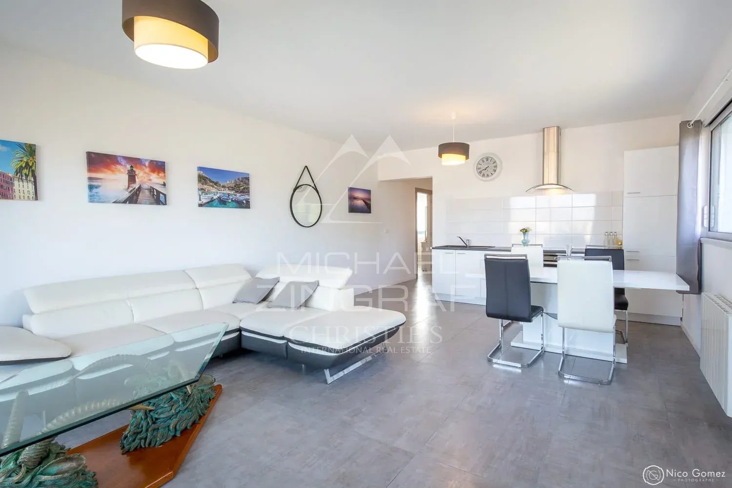 Intérieur contemporain à Saint-Raphaël Intérieur d'une propriété contemporaine avec salon et salle à manger à Saint-Raphaël.