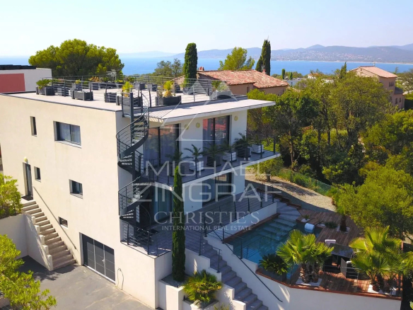 Propriété contemporaine à Saint-Raphaël avec vue sur la mer, jardin et terrasse.