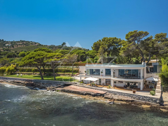 Entre Cannes et Saint Tropez – Villa pieds dans l’eau – Les Issambres