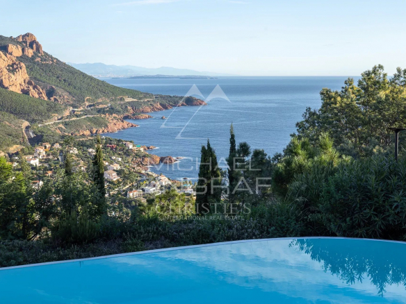 ANTHÉOR – SUPERBE VILLA DOUBLE AVEC VUE MER