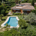 Single -storey property in a private field
